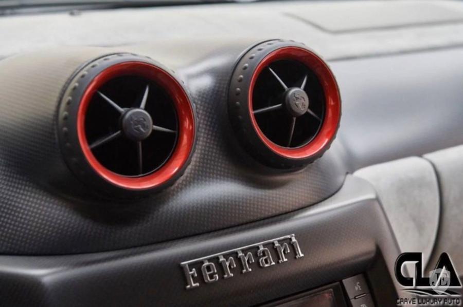 Детали интерьера Ferrari SP30 2012 года  (фото 38 из 117)